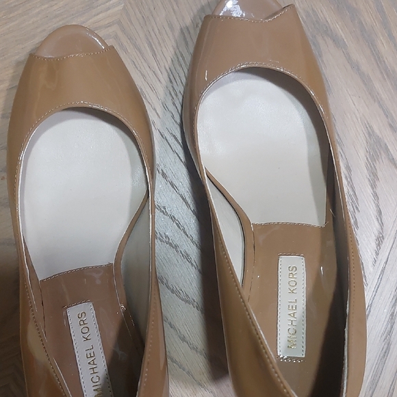 Michael Kors Brown Heels with Patent Leather and Pointed Toe - Picture 15 of 16